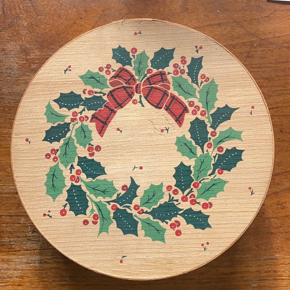 1986 Hallmark Cards, Inc., K, Mo holly wreath wooden 7” storage box
